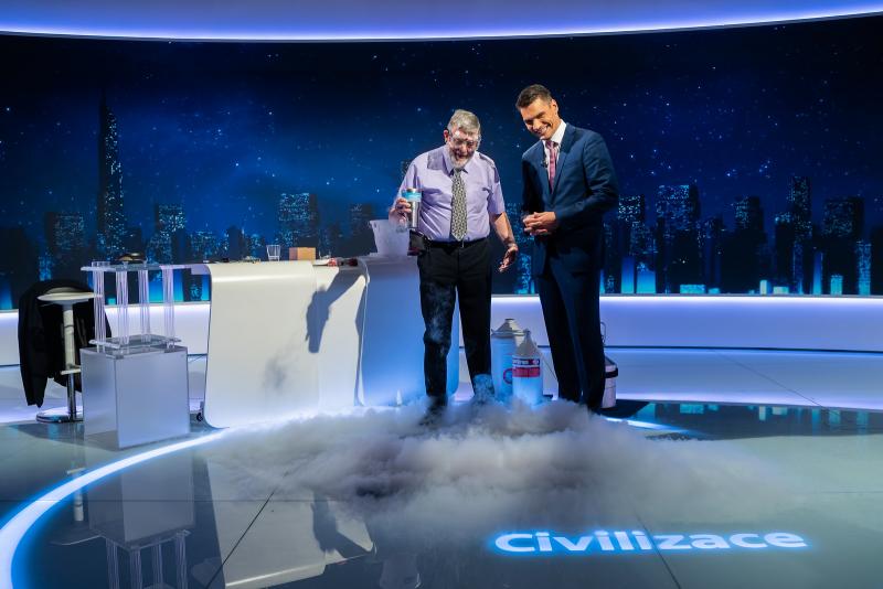 S nositelem Nobelovy ceny za fyziku Williame Daniele Phillipsem a tekutým dusíkem